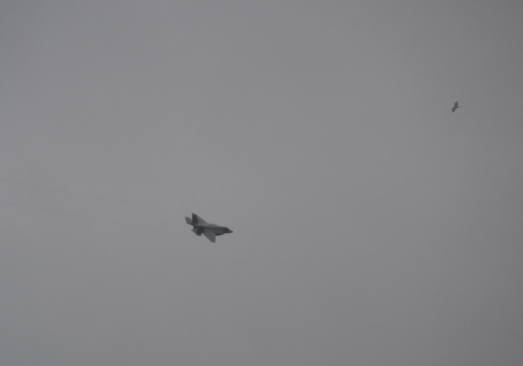 De JSF vliegt alsnog boven Texel. (Foto Peter van der Zwart)