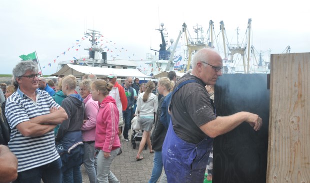 Visroken op de haven van Oudeschild.