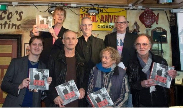 Edward Bonne bij de boekpresentatie van Uitgaan in De Koog.