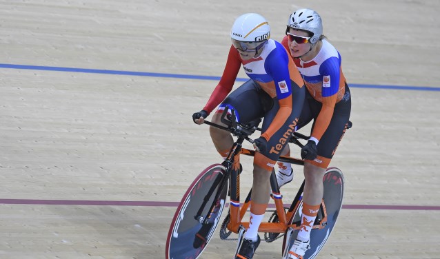 Haleigh Dolman en Larissa Klaassen op de baan in Rio. (Foto Mathilde Dusol)
