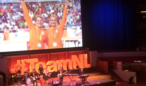Larissa en Haliegh in beeld op de publiekshuldging in Utrecht. (Foto Aron Zeeman)