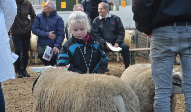 Jong geleerd is oud gedaan. De 5-jarige Fleur heeft vader Jan-Willem niet nodig tijdens de keuring.
