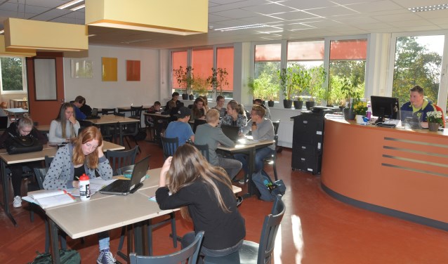 Leerlingen bezig met zelfstudie op een van de leerpleinen van de OSG.