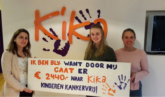 Myrthe Rump (midden) schonk de opbrengst van haar show aan KiKa.