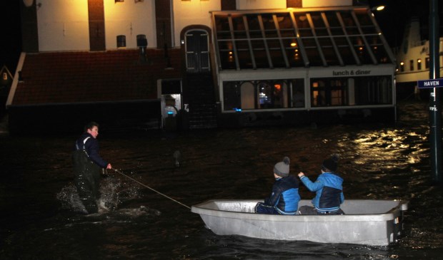 Van de nood en deugd maken, er was het nodige plezier op de haven. (foto: Fup Boon).