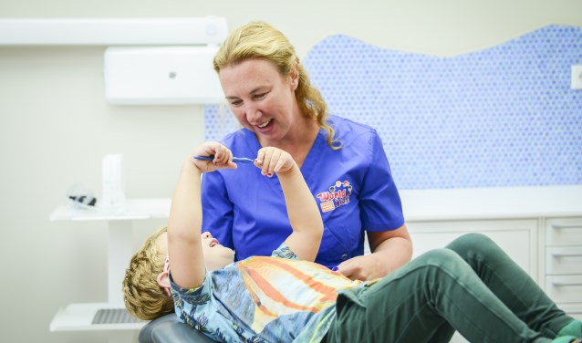 Kindertandarts Jolanda Krijnen probeert kinderen een positie ervaring te geven.