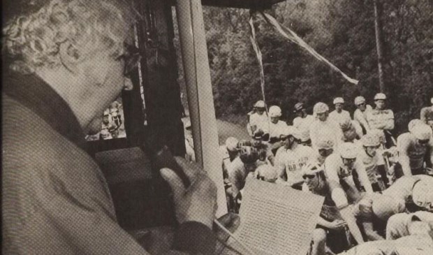 Jan Wolkers leest de circa tachtig wielrenners voor.