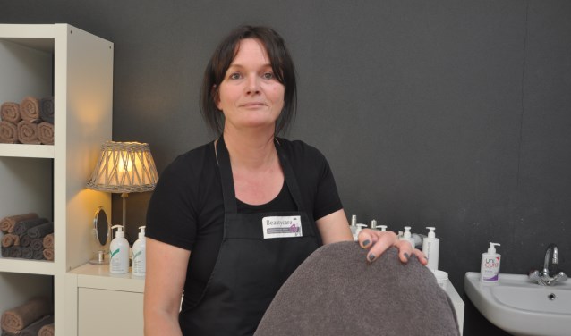 Magda de Boer in één van de twee behandelruimtes van haar salon.