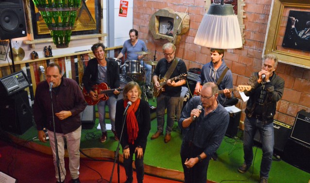 De TX Allstarsband, samengesteld uit Texelse bluesmuzikanten, vrijdagavond tijdens de repetitie. Ze spelen zondagmiddag om 13;30 uur.