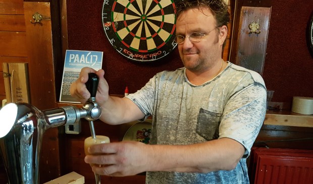 Albert Schagen tapt in Het Cafeetje de nieuwe Strandbok van de Strandbrouwers.