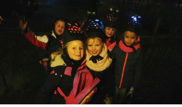 Kinderen met licht op het hoofd.