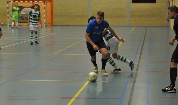 Zaalvoetballer Ruben Duinker in actie voor Texel Futsal.