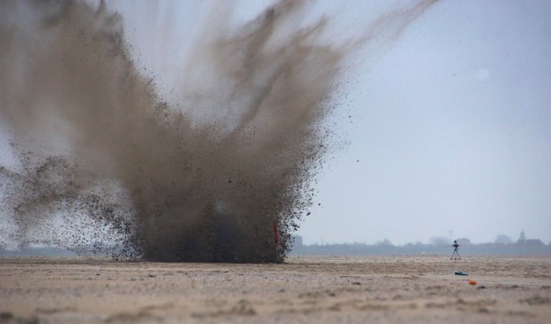 De explosieven worden tot ontploffing gebracht.