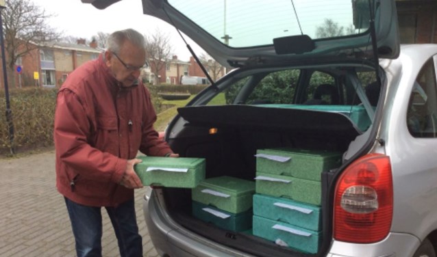 Rondbrengen van warme maaltijden voor Tafeltje Dekje.
