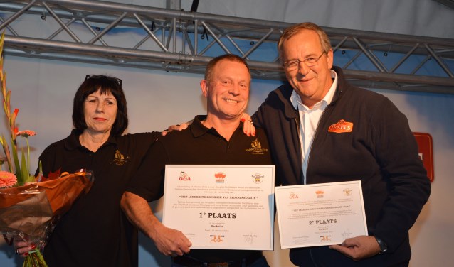 Maurice Diks (rechts) afgelopen herfst, toen zijn bockbier bij Het Lekkerste Bockbier van Nederland de tweede prijs kreeg.
