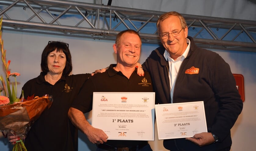 Maurice Diks (rechts) afgelopen herfst, toen zijn bockbier bij Het Lekkerste Bockbier van Nederland de tweede prijs kreeg.