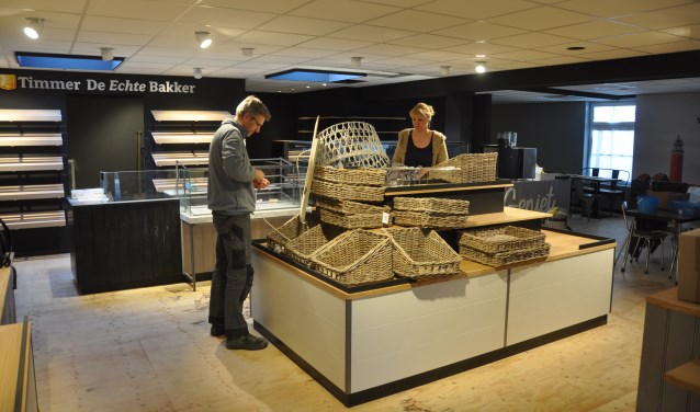 Firmanten Niels Kossen en Bea Timmer in de nieuwe winkel.