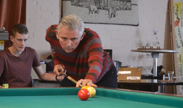 Rinus Wesselman wacht zijn kans af in zijn partij tegen Frans Bik.
