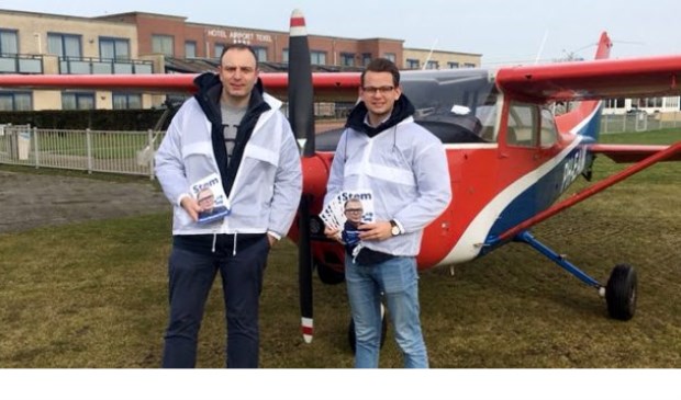 Johan Oosterhagen en Johan Molema van VNL vrijdag op Texel Airport. Op de flyers Jan Roos.