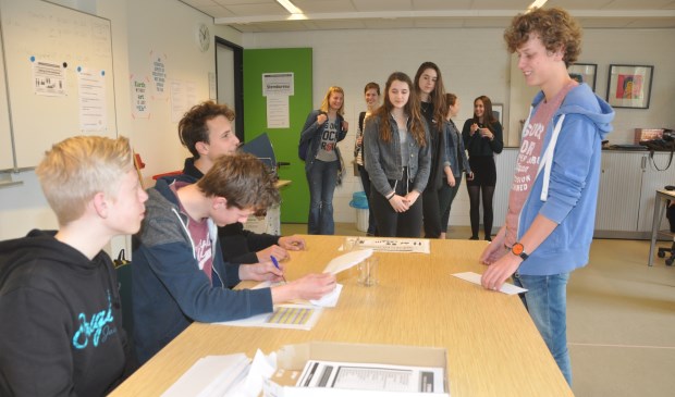 Het stembureau van de scholierenverkiezingen op de OSG.