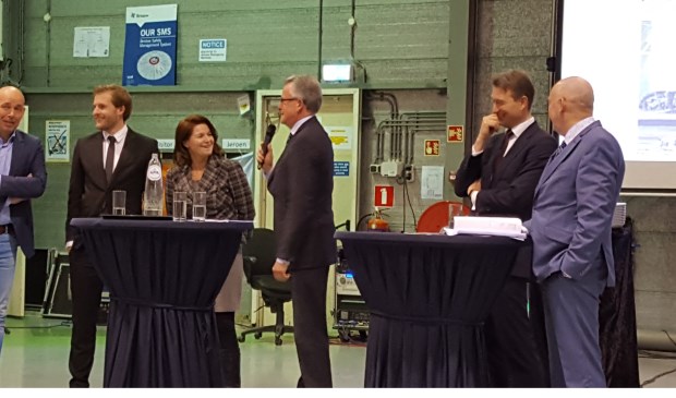 Het VVD-debat in Den Helder, met derde van links Texelaar en kandidaat-kamerlid Hennie Huisman.