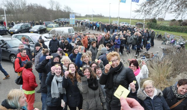 De wachtrij voor BLØF bij de VVV in Den Burg,