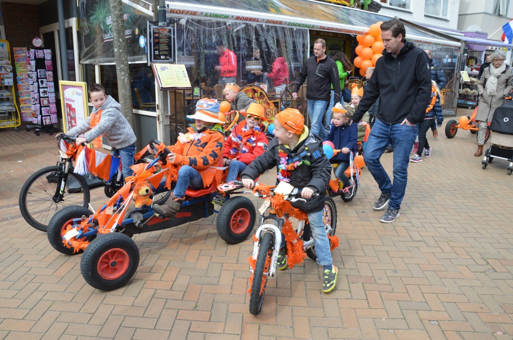 De Koog 2016: optocht van versierde fietsen.