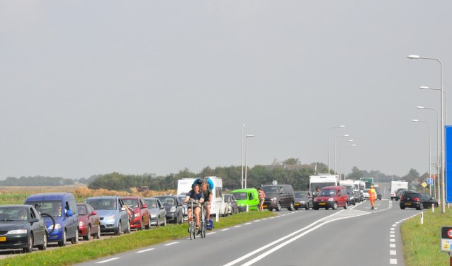 Aansluiten in de rij voor de boot bij de Amaliaweg. (Foto Willem Sangers)