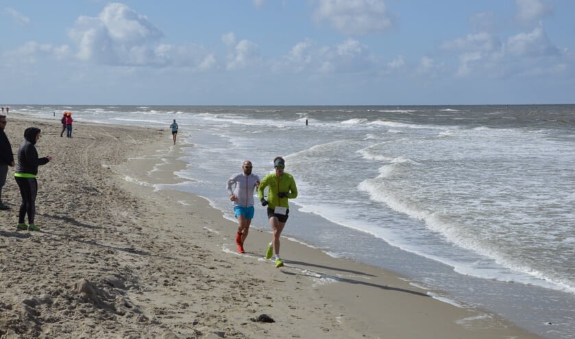 De koplopers ter hoogte van paal 8, waar het strand bijzonder smal is.
