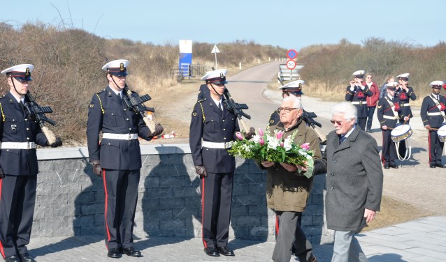 Herdenking bij de Mok. Tien Texelaars werden op 6 april 1945 na het uitbreken van de Georgische Opstand bij de Mokbaai geëxecuteerd.