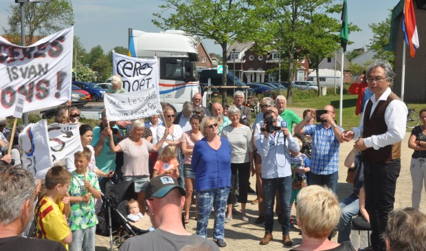 Wethouder Eric Hercules spreekt de protesterende Texelaars toe.