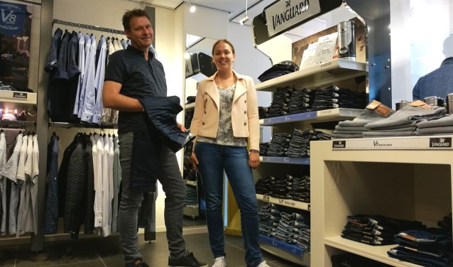Ingmar Moerbeek en Roxan Zegers in de winkel aan de Parkstraat.