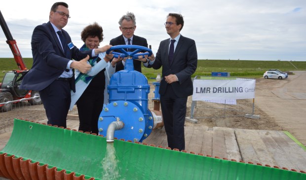 LMR-directeur Ernst Fengler, PWN directeur Joke Cuperus, burgemeester Koen Schuiling van Den Helder en Michiel Uitdehaag, burgemeester van Texel, laten het eerste water uit de nieuwe leiding stromen.