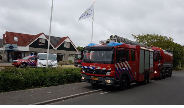 Brandweerauto's spoedden zich na een chloorlek naar vakantiepark Sluftervallei nabij De Cocksdorp.