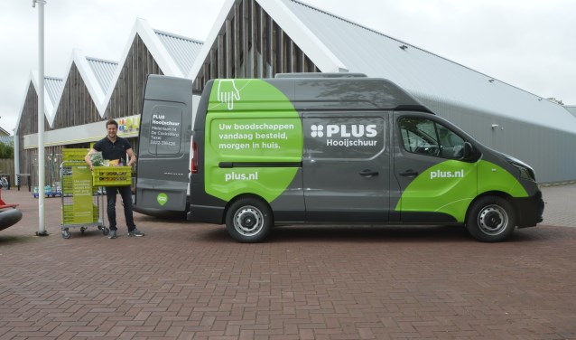 Erwin Goënga is blij met de nieuwe koelwagen.