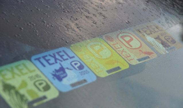 De Texelvignetten die sinds 2012 zijn uitgegeven en sindsdien achter de voorruit van een auto prijken.