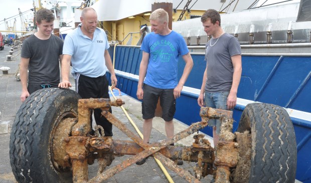 Jim Boogaard, Fred Wiering, Thijs Vonk en Koos Boersen bekijken de opgeviste restanten van de vrachtwagen.