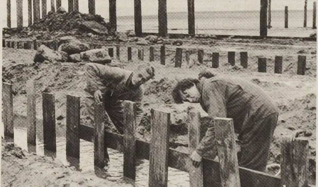 Sil Boon en Bart Somers bezig met de aanleg van de haven.