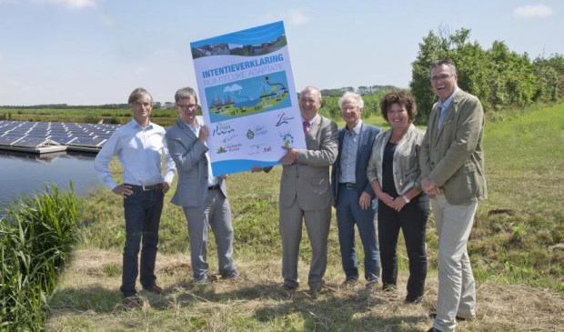 De partijen die de intentieverklaring hebben getekend. Rechts wethouder Frank Kingma.