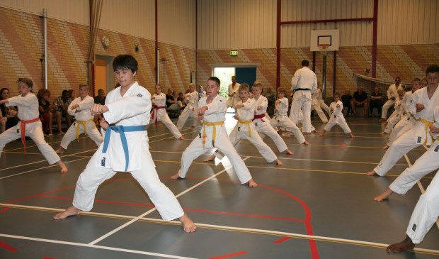 Hardwerkende deelnemers van het examen bij Shima.