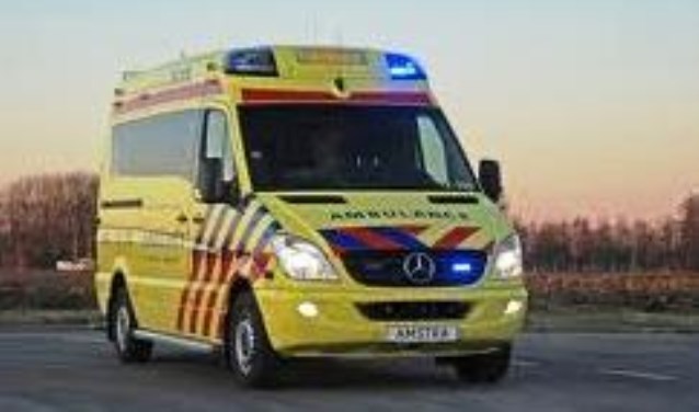 De ambulance kwam rond de middag in actie voor een motorrijder die in de sloot was beland.