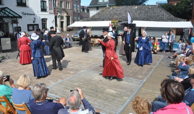 Oude dansen in het centrum van Den Burg.