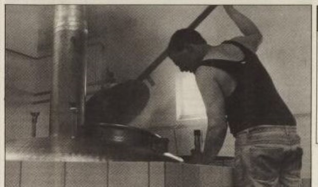 Harry Bonne aan het brouwen in 1994.