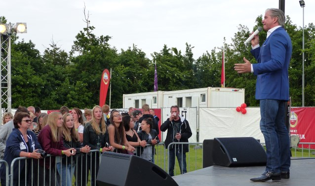 Dries Roelvink in 2016 op het podium in De Cocksdorp.