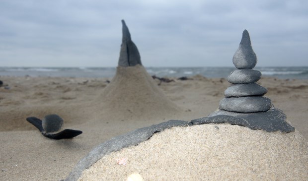 "‘Zen aan Zee’. Iemand creëerde van de klei die hier langs het water voorkomt een Japans tuintje. Was hij/zij onder de indruk van de stilte en ruimte op deze plek? Het moet haast wel", schrijft Sytske Dijksen.