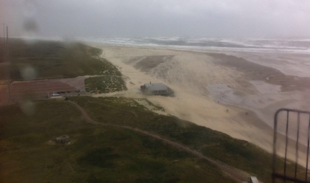 Stormbeelden door het raam van de vuurtoren