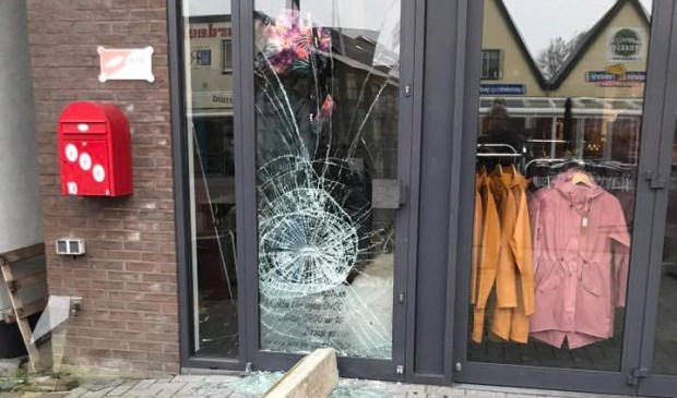 Inbrekers vernielden vannacht onder meer de ingang van Bets Fietsen.