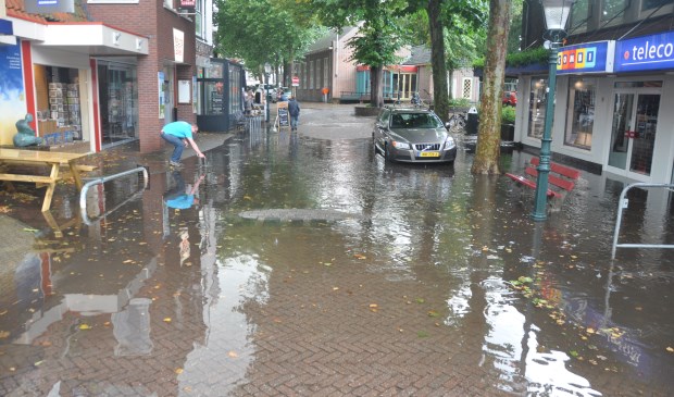 Water op de hoek van de Parkstraat en de Weverstraat.