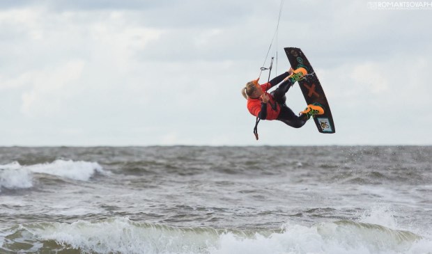 Kitesurfer in actie bij Paal 17.