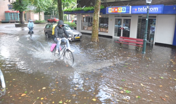 Het regenwater loopt niet weg in de Parkstraat.